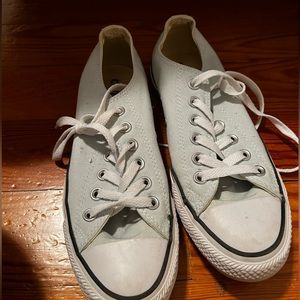 Converse - unisex (women’s 7 men’s 5)